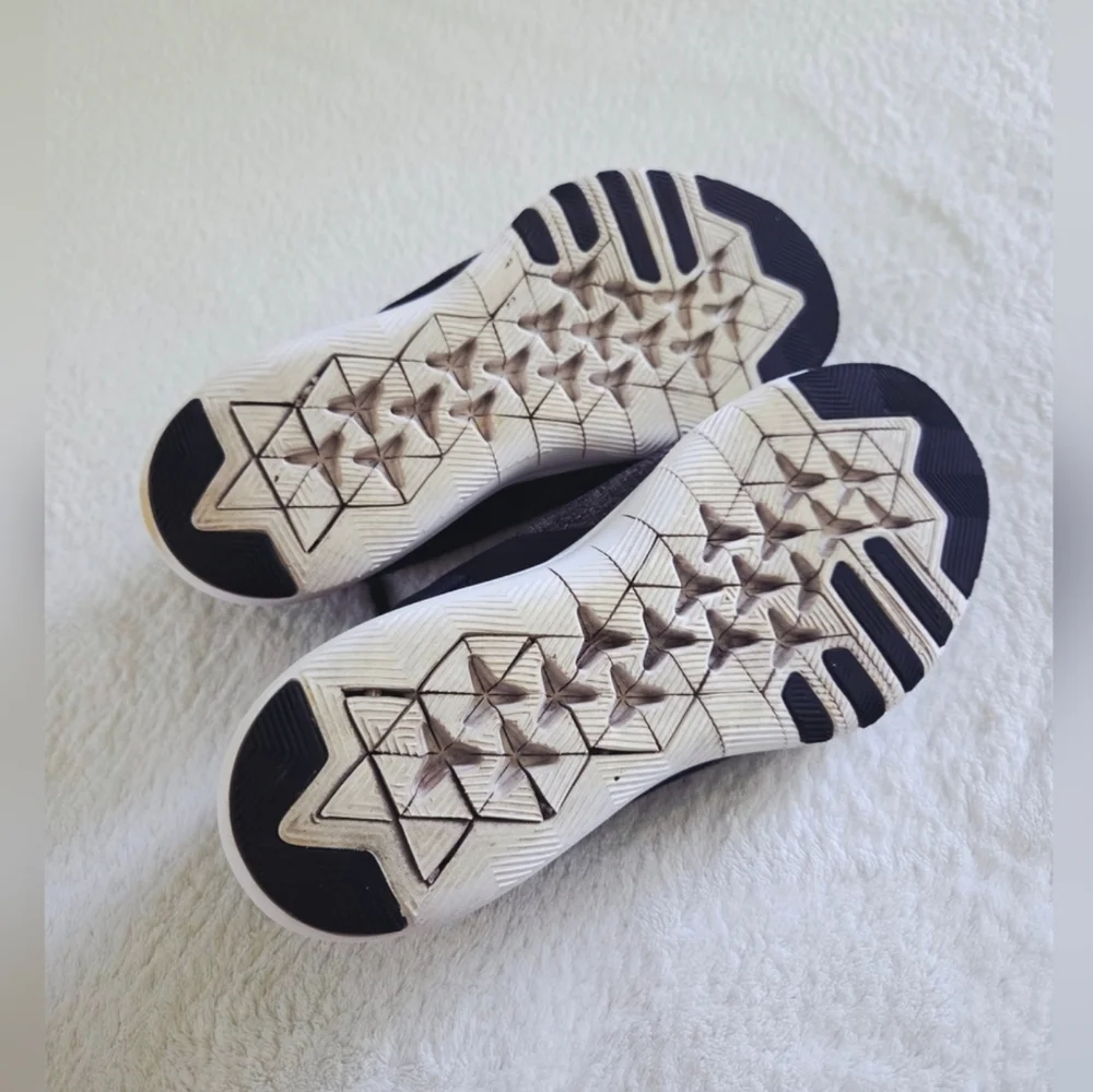 Nike ✨️ Women's Black and White Running Shoes Size 7.5